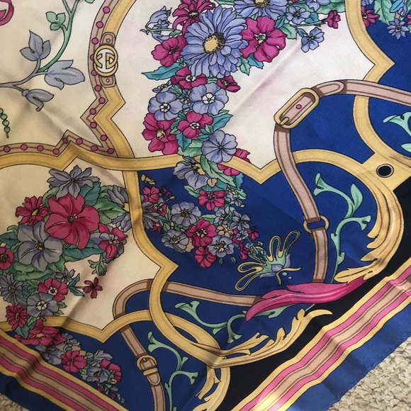Vintage Authentic Gucci silk scarf - Picture 9 of 16